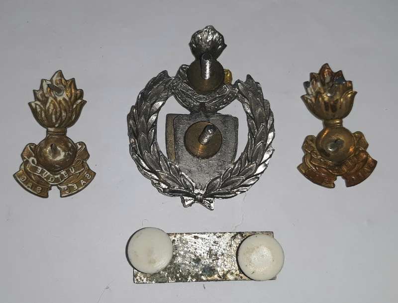 SADF 1st Construction Engineer Regiment Cap, Beret Bar and Collar Badges