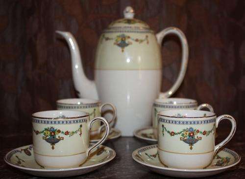 Beautiful Johnson Bros Pareek Pattern Coffee Pot with 4 Coffee Cups and Saucers