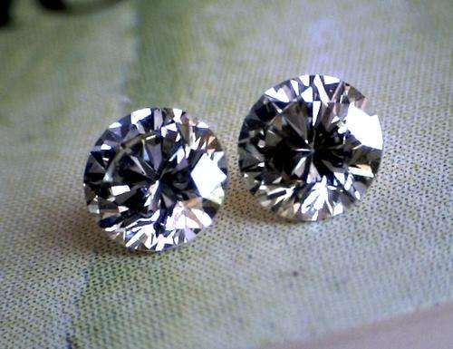 Beautiful engagement quality diamond pair 0.60ctw - VS2 - light champagne - for earrings