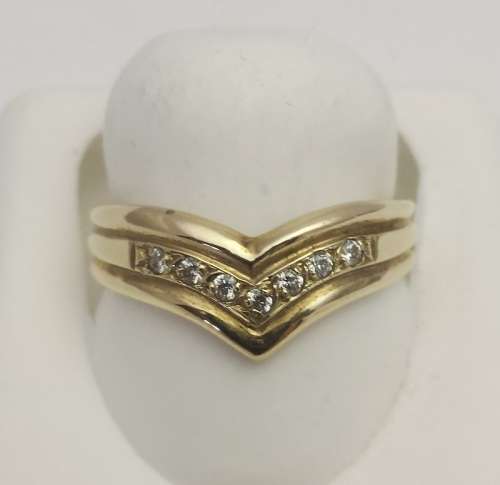 *STUNNING NEW* 9 CARAT GOLDEN RING WITH CUBIC ZIRCONIA STONES
