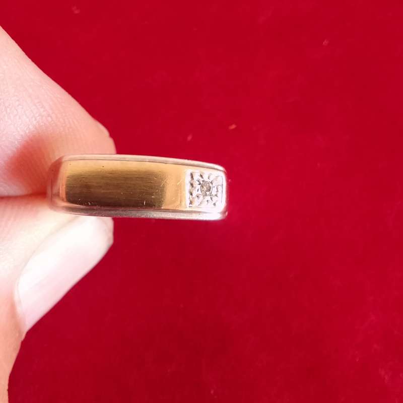 Beautiful 9ct gold / silver ring weighs 3g