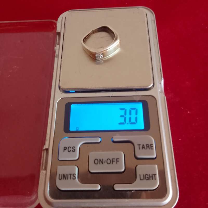 Beautiful 9ct gold / silver ring weighs 3g