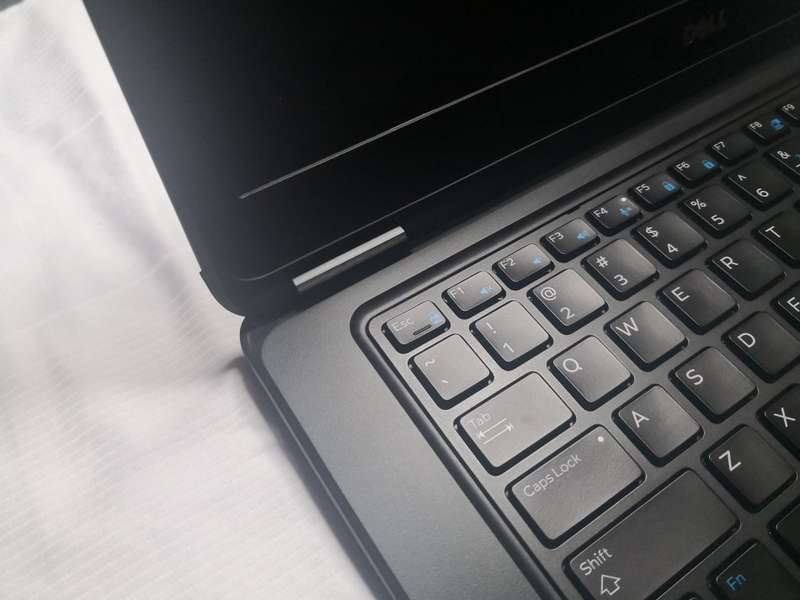 DELL LATITUDE E7450 5TH GENERATION CORE i5-5200U/14" SCREEN/ 4GB RAM/500GB HDD/WIN 10 PRO