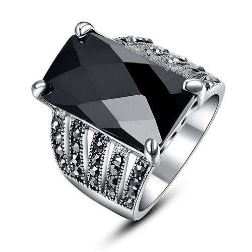 AUCTION CLOSING EARLY***POSTAGE R55.00 ADDITIONAL ITEMS FREE***18K GP BLACK CRYSTAL RING
