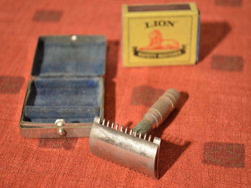 Small Travel Razor