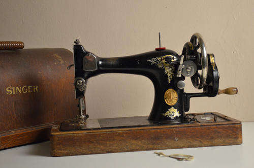 SINGER SEWING MACHINE IN CASE WITH KEY
