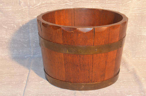 Wooden barrel with bevelled edging