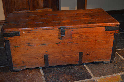 Antique Oregon Pine kist with metal strapping,Coffee table size. (Courier quote available)