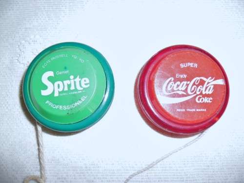 Pair of vintage Yoyos': Bilingual Genuine Russell Professional and Super Coca Cola