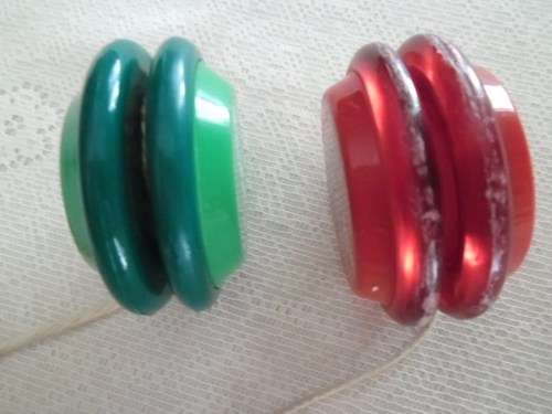 Pair of vintage Yoyos': Bilingual Genuine Russell Professional and Super Coca Cola