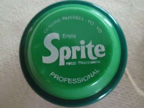 Pair of vintage Yoyos': Bilingual Genuine Russell Professional and Super Coca Cola