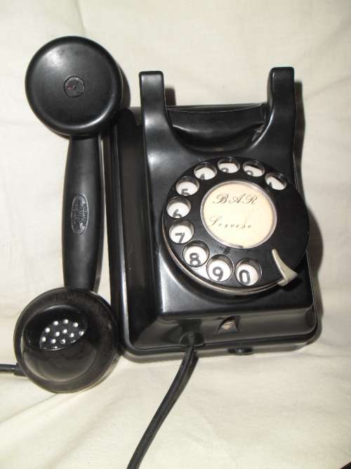 1930's Bakelite Siemens Brothers rotary dial wall mounted telephone. Patent 328926.