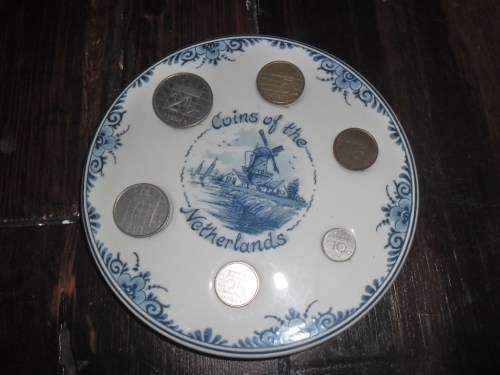 De Klomp Delft Blue  'Coins of the Netherlands' plate in good condition