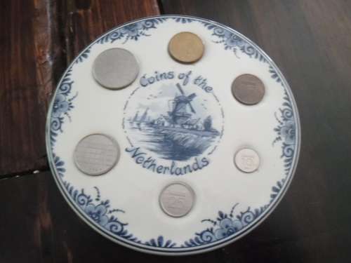 De Klomp Delft Blue  'Coins of the Netherlands' plate in good condition