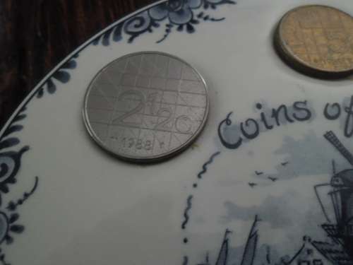 De Klomp Delft Blue  'Coins of the Netherlands' plate in good condition