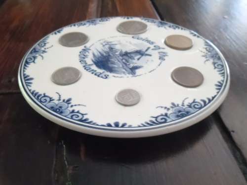 De Klomp Delft Blue  'Coins of the Netherlands' plate in good condition