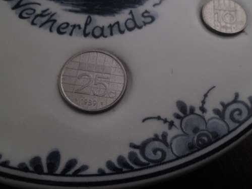 De Klomp Delft Blue  'Coins of the Netherlands' plate in good condition