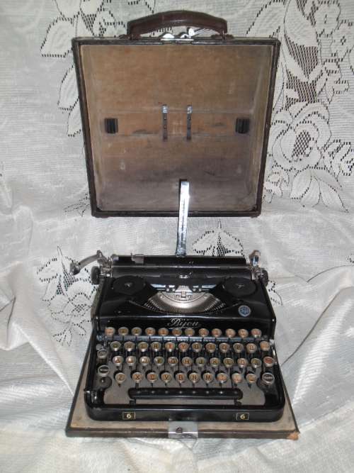 Circa 1930 Bijou Typewriter in original suitcase. Manufactured by Seidel & Naumann Germany