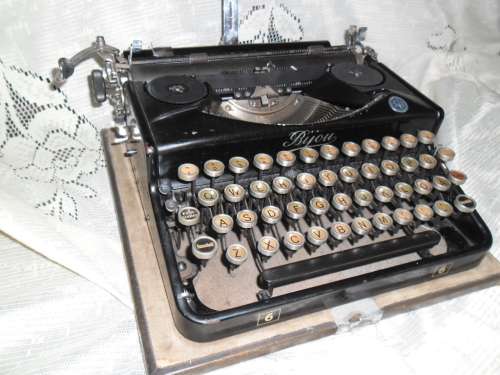 Circa 1930 Bijou Typewriter in original suitcase. Manufactured by Seidel & Naumann Germany