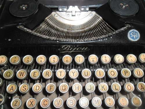 Circa 1930 Bijou Typewriter in original suitcase. Manufactured by Seidel & Naumann Germany