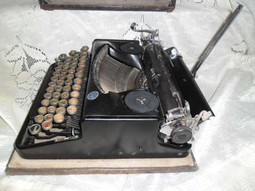 Circa 1930 Bijou Typewriter in original suitcase. Manufactured by Seidel & Naumann Germany