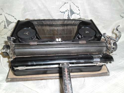 Circa 1930 Bijou Typewriter in original suitcase. Manufactured by Seidel & Naumann Germany