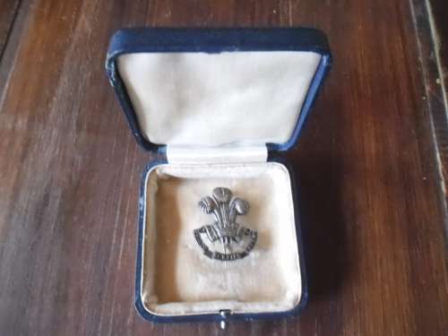 SLR Officers Badge-Cecil Wallis - Died of wounds at Le Treport Oct 1918 .Prince of Wales Volunteers