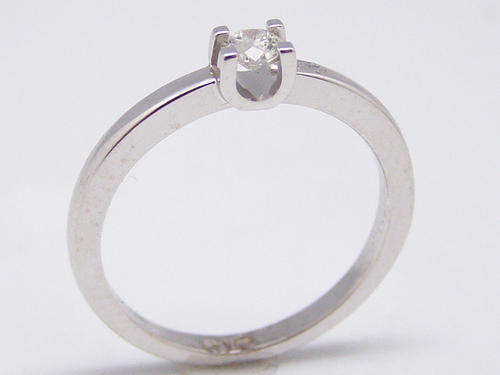 *** Fantastic Bargain*** 9ct White Gold Diamond Ring