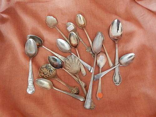 Lots of teaspoons. Great offer!!!!