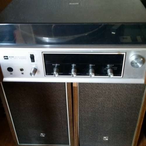 Toshiba Turntable/Tuner with speakers. 40 Lps included.