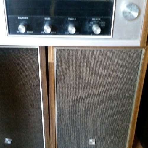 Toshiba Turntable/Tuner with speakers. 40 Lps included.