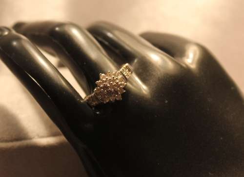 *Reduced*BEAUTIFUL ENGLISH VINTAGE DIAMOND CLUSTER RING 9CT YELLOW GOLD.*With Valuation Certificate*
