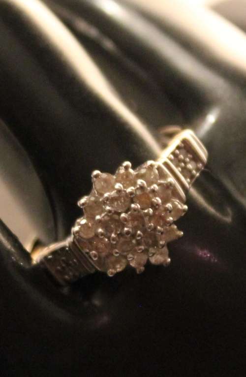 *Reduced*BEAUTIFUL ENGLISH VINTAGE DIAMOND CLUSTER RING 9CT YELLOW GOLD.*With Valuation Certificate*