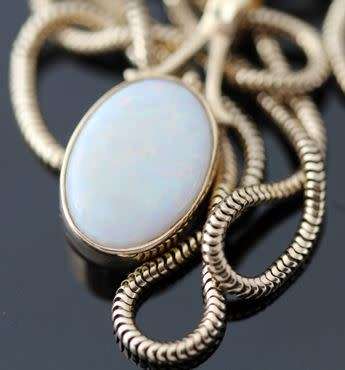 9ct Gold Classic Iridescent Opal Pendant