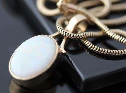 9ct Gold Classic Iridescent Opal Pendant