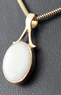 9ct Gold Classic Iridescent Opal Pendant