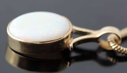 9ct Gold Classic Iridescent Opal Pendant