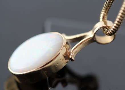 9ct Gold Classic Iridescent Opal Pendant