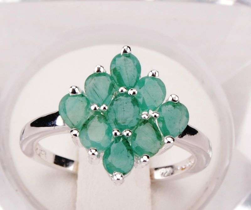 STUNNING EMERALD, SOLID 925 STERLING SILVER CLUSTER RING SZ 6 (VALUATION CERT INCL)