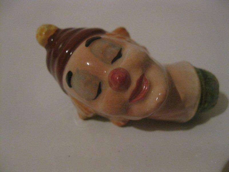 Porcelin Face to close wine bottle