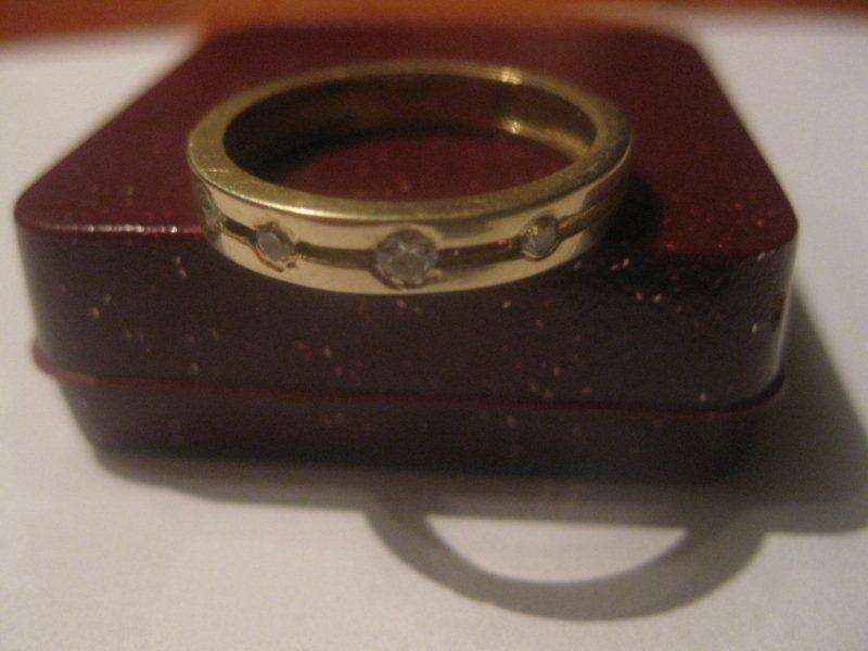 9kt Gold ring (3 g) 4 unknown stones
