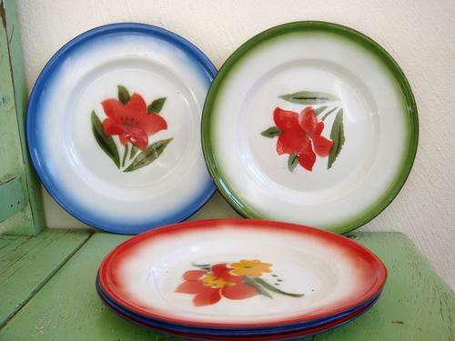 A set of 5 enamel plates