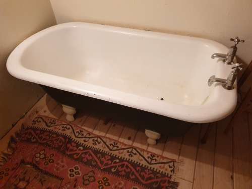 RARE HALF SIZED Cast Iron bath on feet - great condition