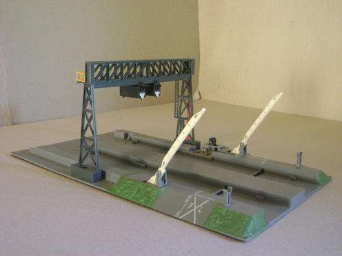LIMA - HO Double Signal Gantry with automatic level crossing
