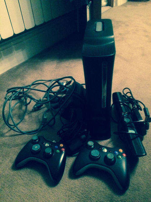 XBOX 360 120GIG AND KINECT