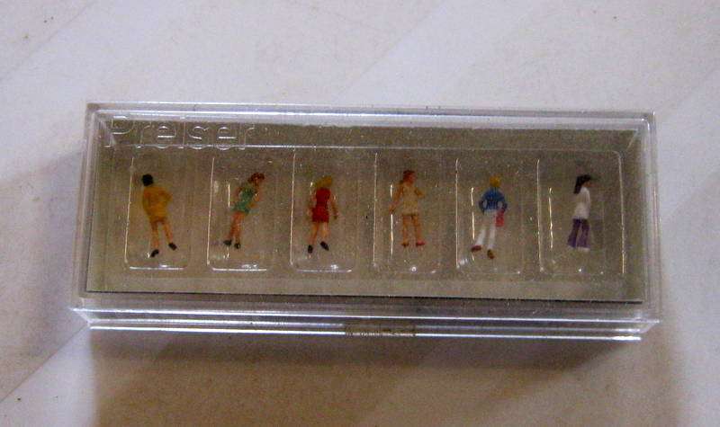 Faller - Sitting people x 8 - N Gauge