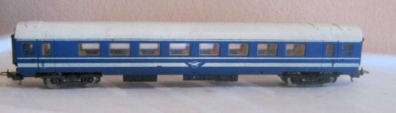 Lima - Blue Train - Open Coach - HO