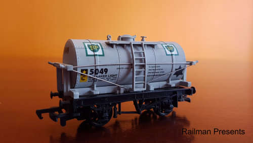 Hornby BR 'Yorkshire 62700' (2-4-0) Loco & Tender, Plus 6 x Vintage Tankers OO Gauge