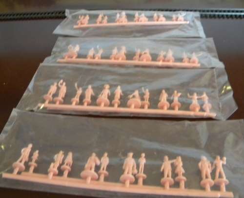LAST AUCTION OF 2019!! - JOB LOT - Unpainted Street Figures x 48 - HO/OO