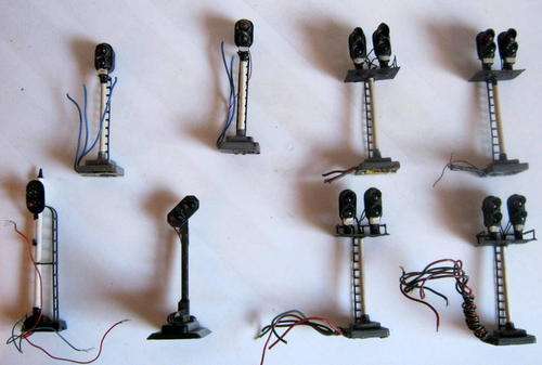 Railroom Clearout!!! Job Lot -  Coloured Light Signals on Posts x 8 - HO/OO